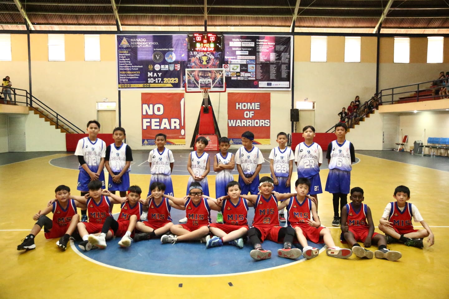 Tim tuan rumah mampu mengawinkan gelar basketball kategori elementary boys dan girls kala mengatasi perlawanan lawannya di partai final.