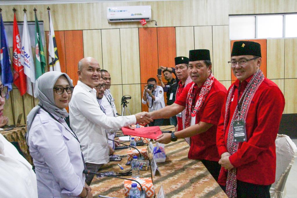Penyerahan nama 45 bacaleg PDI Perjuangan untuk DPRD Sulut ke KPU Sulut, Kamis (11/5).