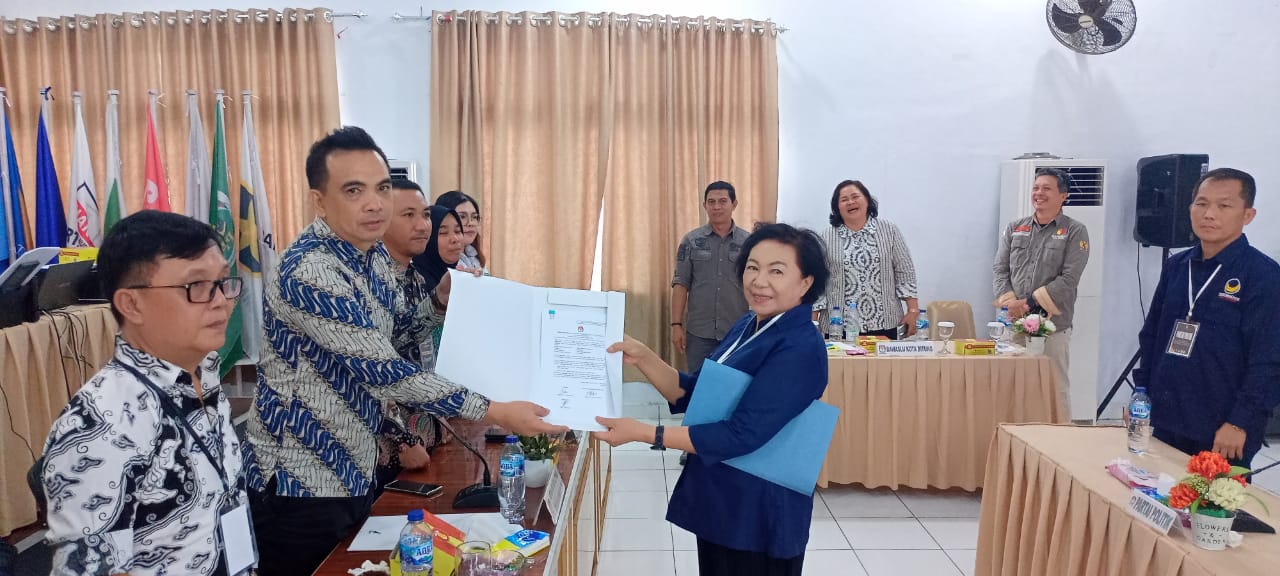 Ketua KPU Kota Bitung Deslie Sumampouw, mengembalikan berkas kepada Ketua NasDem Kota Bitung Nori Supit.(Franky Sumaraw/MP)