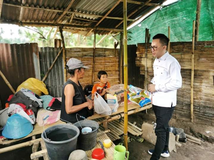 Anggota DPRD Sulut MJP saat berbincang dengan Ibu Madunde sekaligus memberi bantuan.