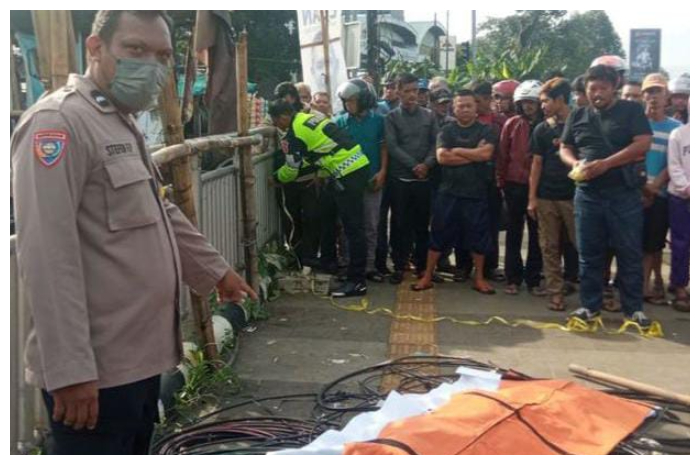 Petugas mengevakuasi mayat pria tanpa identitas di pinggir Jalan Alternatif Pakansari, Kecamatan Cibinong, Kabupaten Bogor.