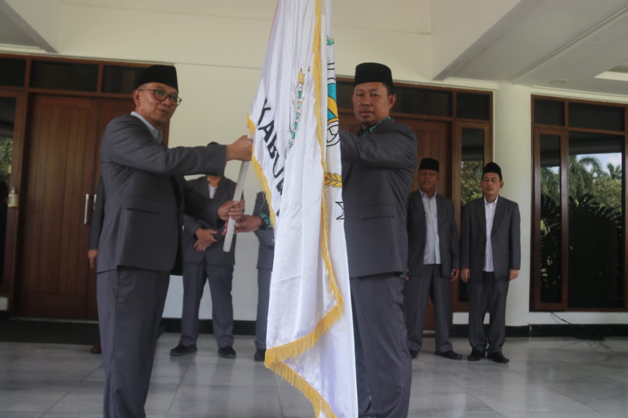 Pj Bupati Bogor Asmawa Tosepu resmi melepas kalifah Musabaqah Tilawatil Qur&rsquo;an (MTQ) asal Kabupaten Bogor untuk ikuti lomba Musabaqah MTQ ke XXXVIII Tingkat Provinsi Jawa Barat, Sabtu (27/4/2024).