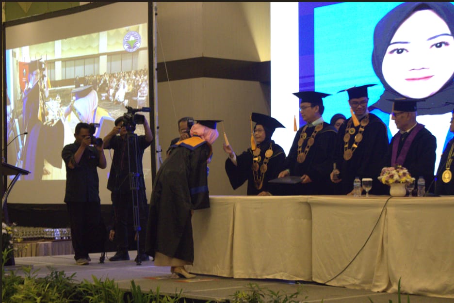 STIE Dewantara menggelar prosesi wisuda untuk 182 mahasiswanya, Sabtu (27/4/2024).