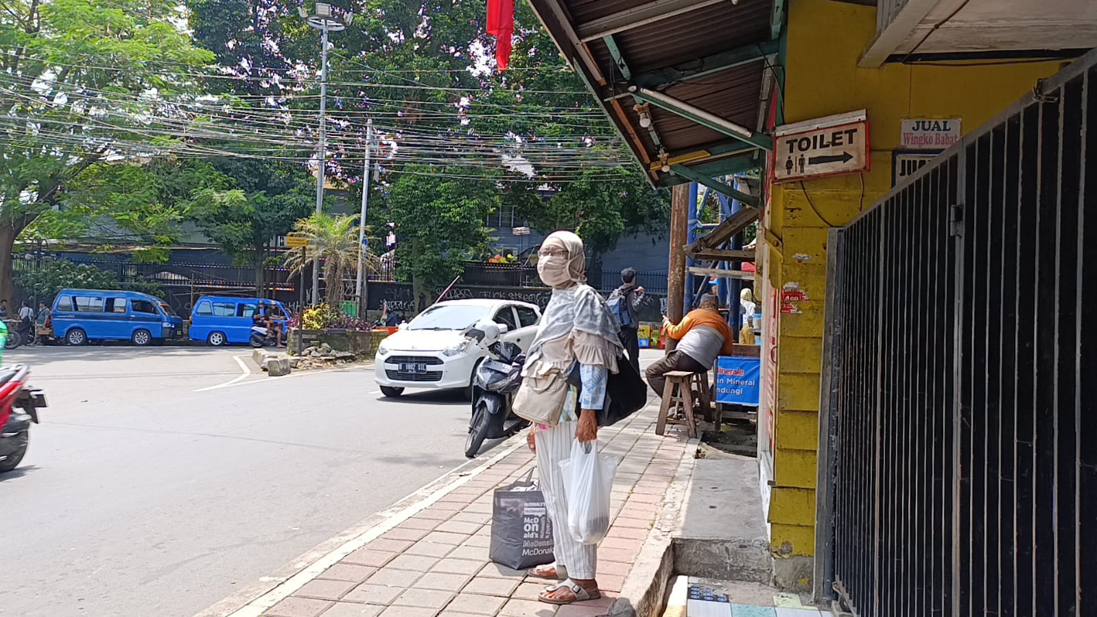Ilustrasi. Emak-emak pengemis sambil mengumpat yang viral kini sudah masuk ke Kota Bogor. Tampak, emak-emak itu berada di sekitar kawasan Lawanggintung.