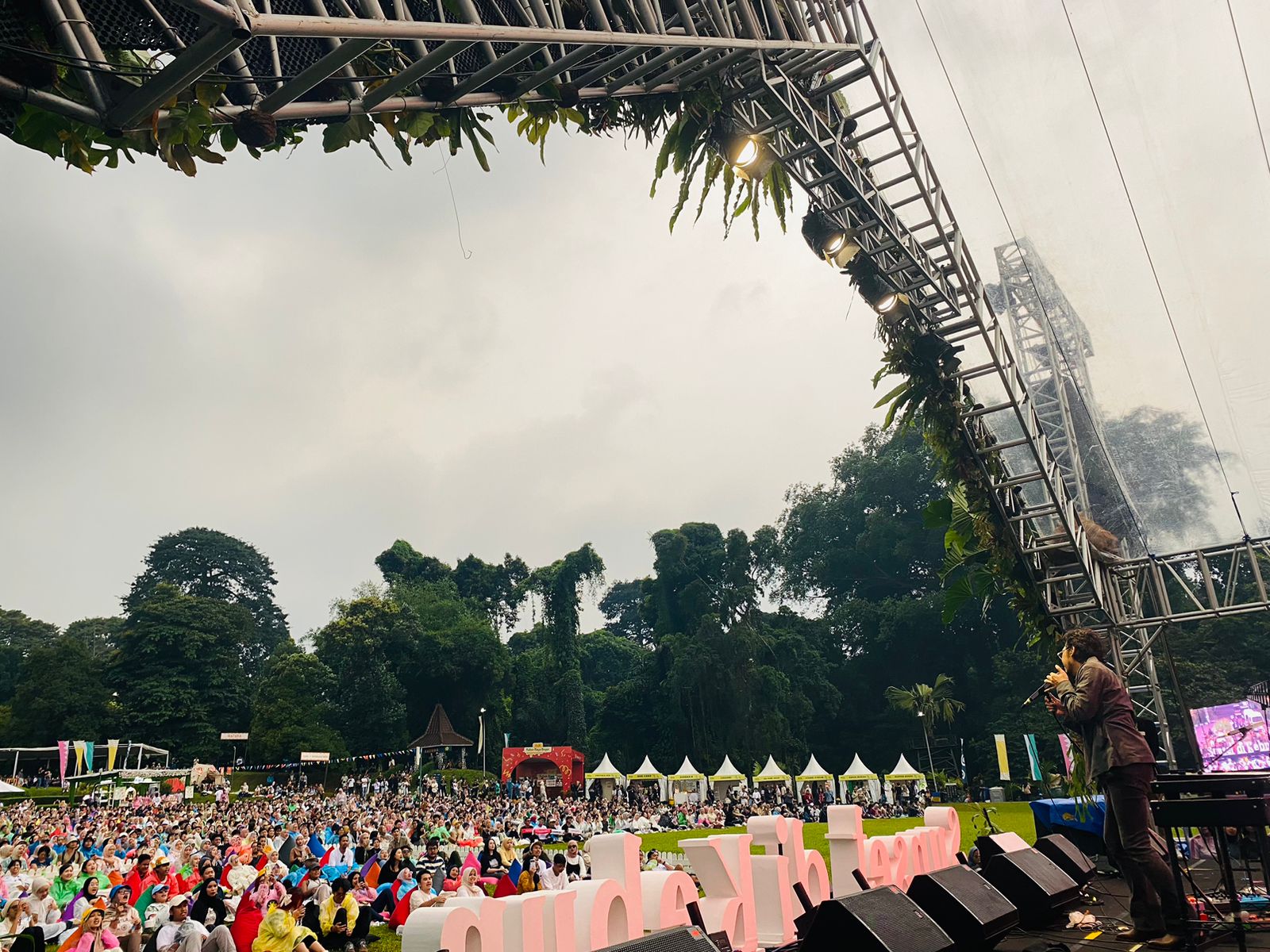 Penampilan penyanyi Pamungkas dalam event musik Sunset di Kebun Raya Bogor.