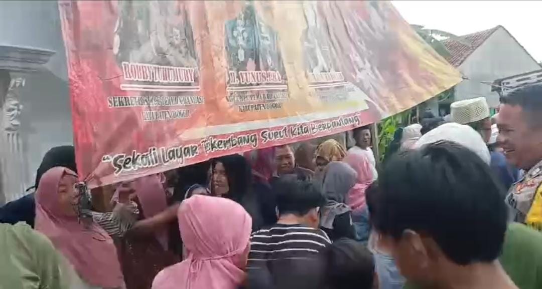 Ratusan Emak-Emak Geruduk Warung di Desa Ciampea Bogor.