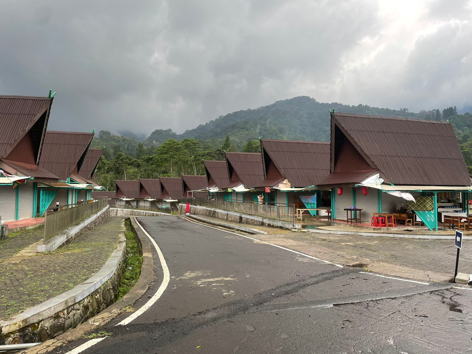 Penampakan Rest Area Gunung Mas Puncak Kabupaten Bogor yang sepi pengunjung.