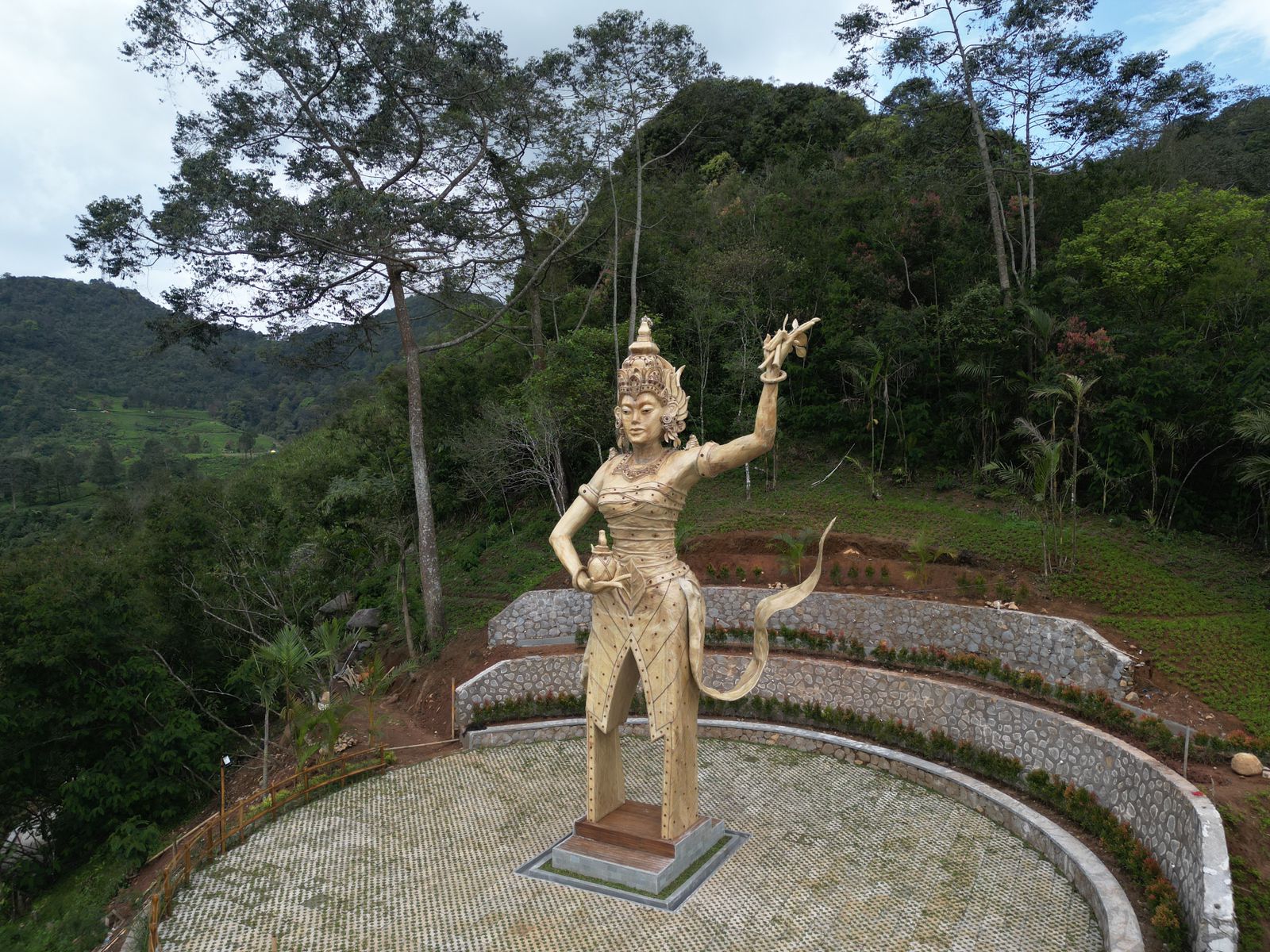 Penampakan patung Dewi Kencana di Pakis Hills Puncak Bogor.