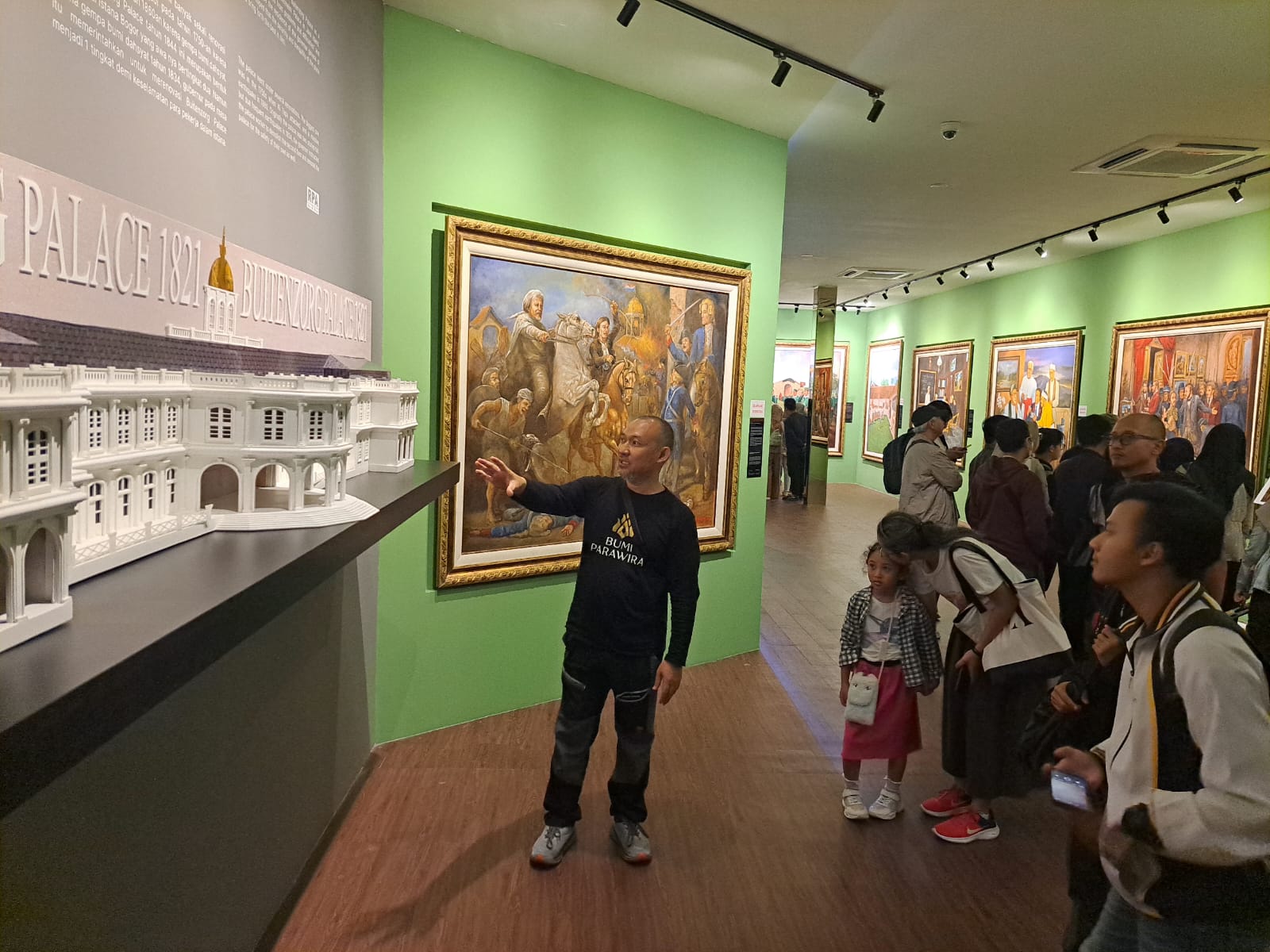 Galeri Bumi Prawira  menghadirkan acara bertajuk Night at Gallery yang memungkinkan masyarakat dapat berkunjung pada malam hari.