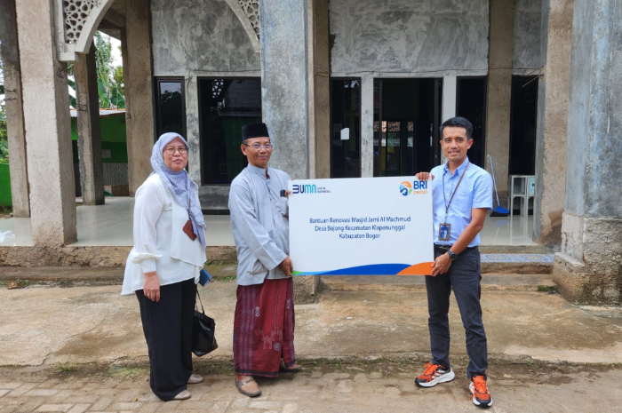 BRI Cibubur menyerahkan kepada Masjid Jami Al Machmud di Jalan Auri Kampung Rawa Ragas, Desa Bojong Klapanunggal, Kabupaten Bogor.