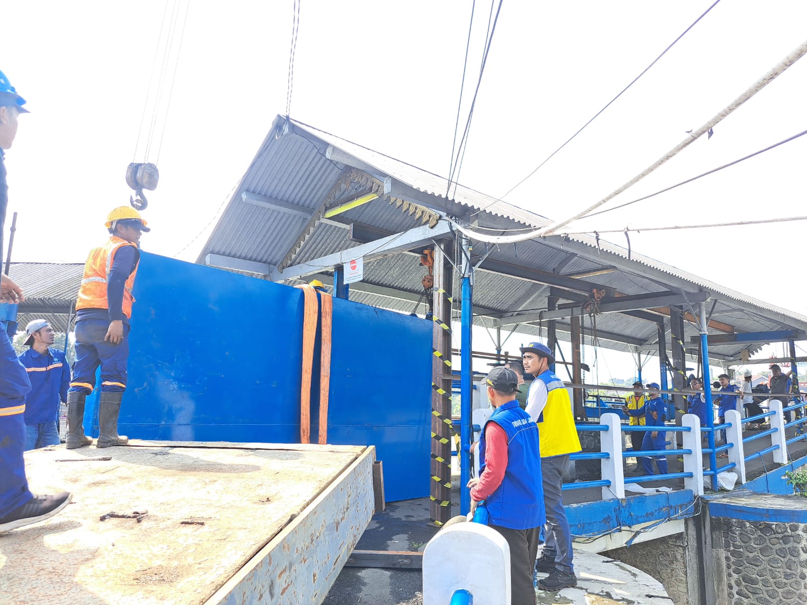 Proses pemasangan pintu air Bendung Katulampa yang baru Senin (29/4/2024).