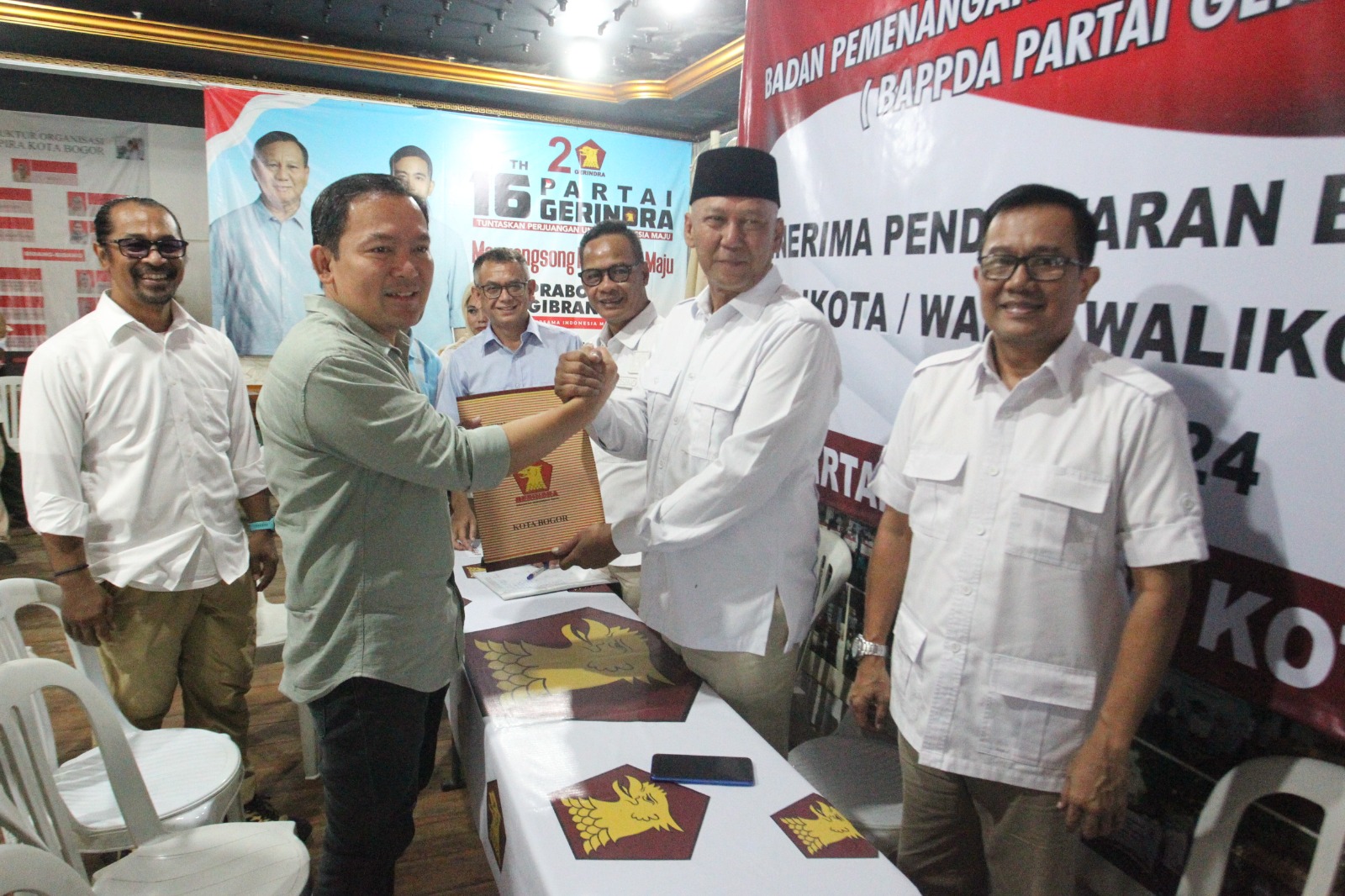 Dokter Rayendra mengembalikan berkas pendaftaran Bakal Calon Wali Kota Bogor ke Kantor DPC Partai Gerindra, Senin (29/4/2024).