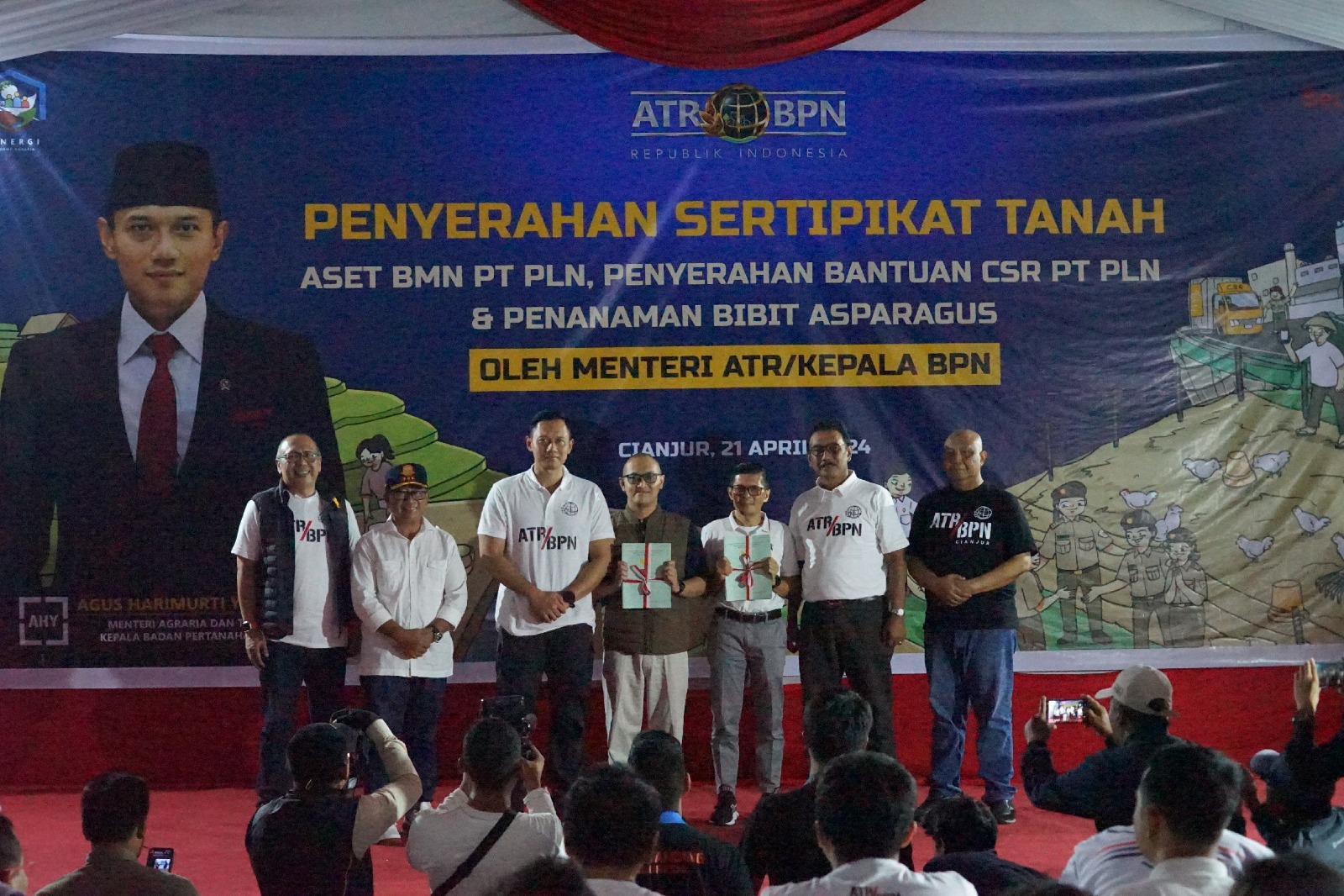Kolaborasi Apik, PLN UIT JBT Terima Sertifikat Aset Tanah dari Menteri Agraria dan Tata Ruang BPN.