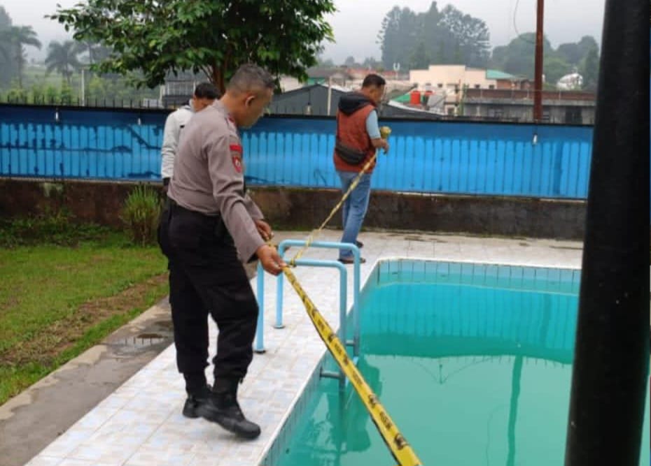 Polisi melakukan pemasangan garis polisi di lokasi meninggalnya dua pelajar asal Tangerang di Kabupaten Bogor.