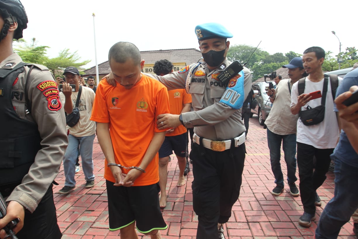Eks  manajer Resto Hotman Paris di Tajur Bogor yang menggelapkan uang Rp172 juta saat digiring petugas Polresta Bogor Kota.