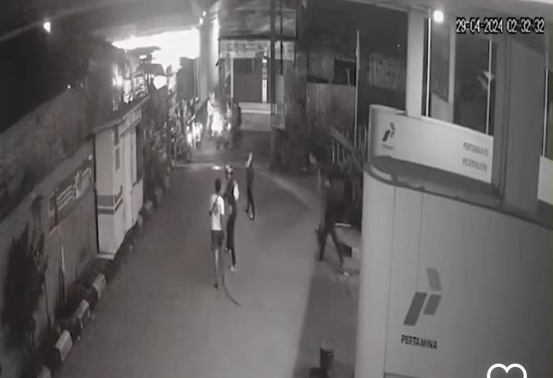 Tangkapan layar penyerangan Gengster ke SPBU di kawasan Klapanunggal Bogor Selasa (30/4/2024) dini hari.