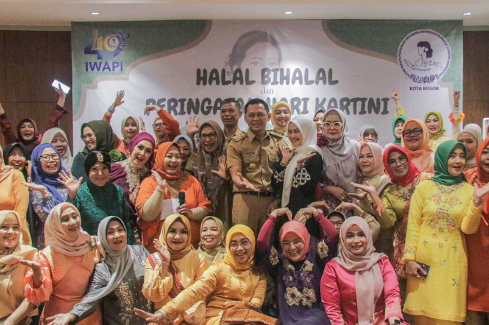 Ikatan Wanita Pengusaha Indonesia atau IWAPI DPC Kota Bogor mengadakan Halal Bihalal dan Peringatan Hari Kartini di Swiss Bellin di Jalan Salak, Kota Bogor, Senin (29/4/2024).