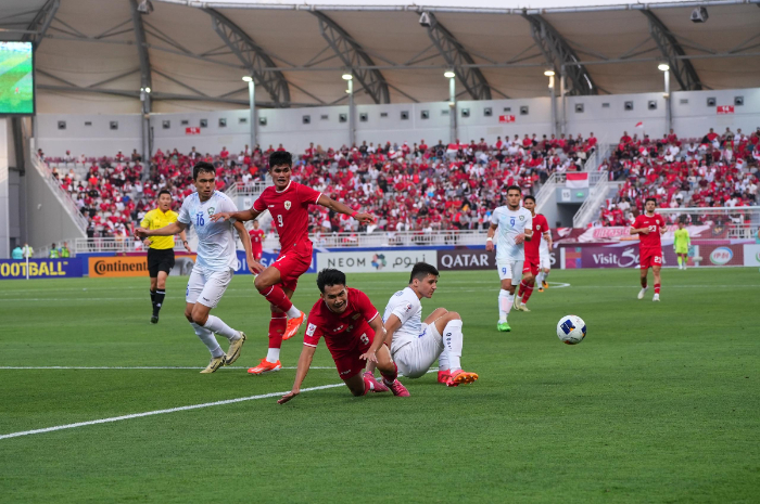 Pemain Timnas Indonesia U-23 dilanggar pemain Uzbekistan pada laga semifinal Piala Asia U-23 Senin (29/4/2024) malam.