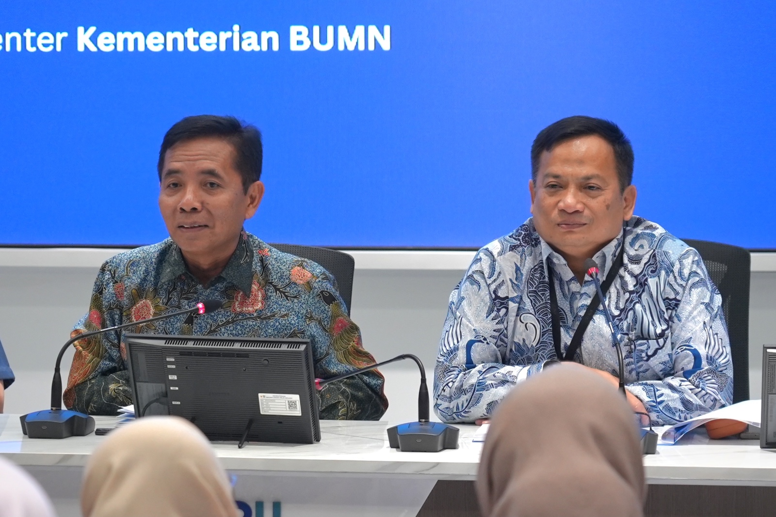 Direktur Bisnis Mikro BRI Supari pada acara Konferensi Pers Perkembangan Holding Ultra Mikro dan Nasabah Mekaar dalam Rangka Pemberdayaan Perempuan di Media Center Kementerian BUMN.