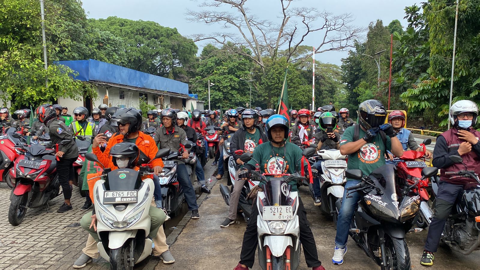 Ratusan buruh dari Kota Bogor berangkat ke Jakarta menggunakan sepeda motor pada Rabu (1/5/2024).