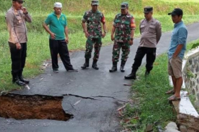 Kondisi jembatan tak jauh dari PT Antam Nanggung Kabupaten Bogor yang ambles Selasa (30/4/2024) malam.