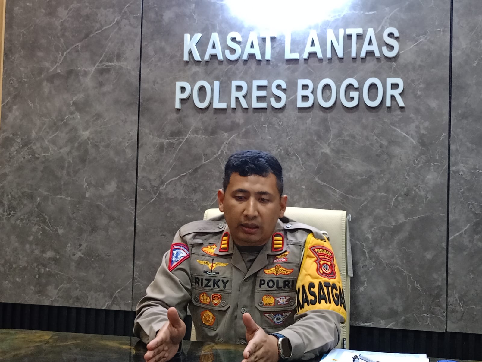 Kasat Lantas Polres Bogor AKP Rizky Guntama tanggapi kasus oknum polisi tabrak warga Bogor.