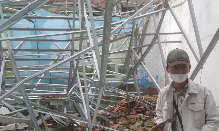Kondisi bangunan SMPN 1 Sukajaya yang rusak akibat bencana alam.