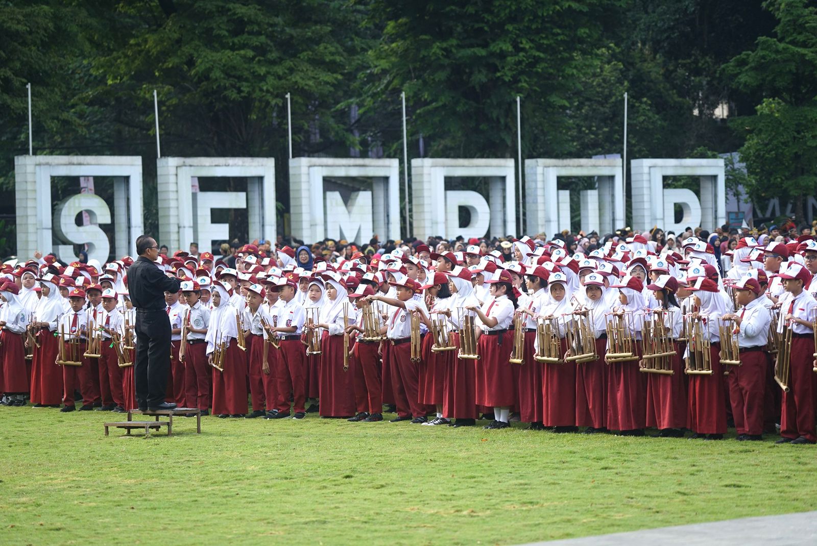 Penampilan angklung kolosal di Kota Bogor, tepatnya di Lapangan Sempur yang dimainkan pelajar se-Jawa Barat.