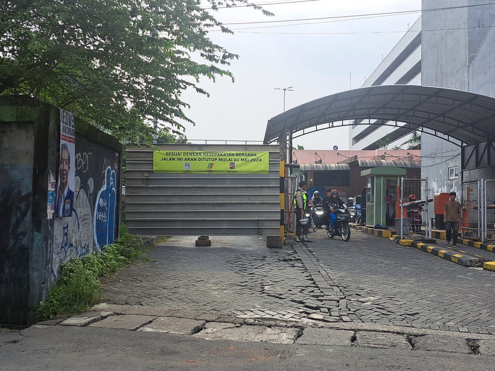 Akses jalan ke Pasar Jambu Dua yang kembali ditutup oleh pengelola mall pada Rabu (1/5/2024).