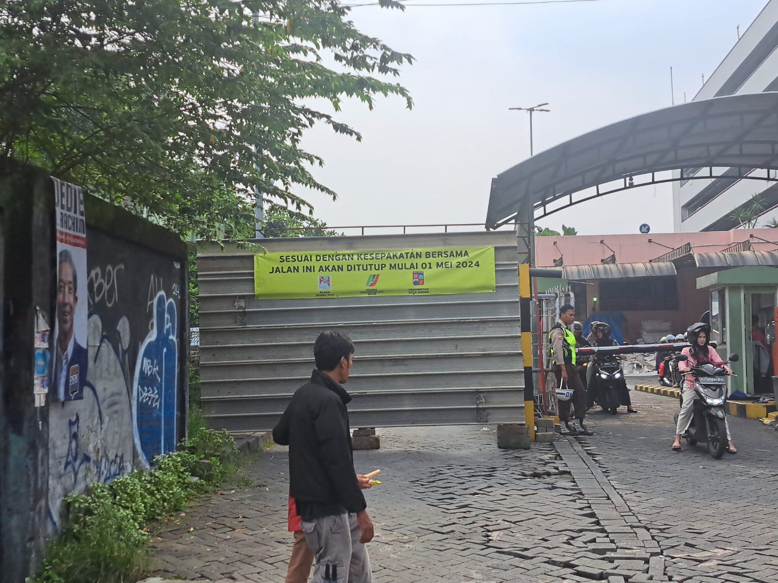 Akses jalan ke Pasar Jambu Dua yang kembali ditutup oleh pengelola mall pada Rabu (1/5/2024).