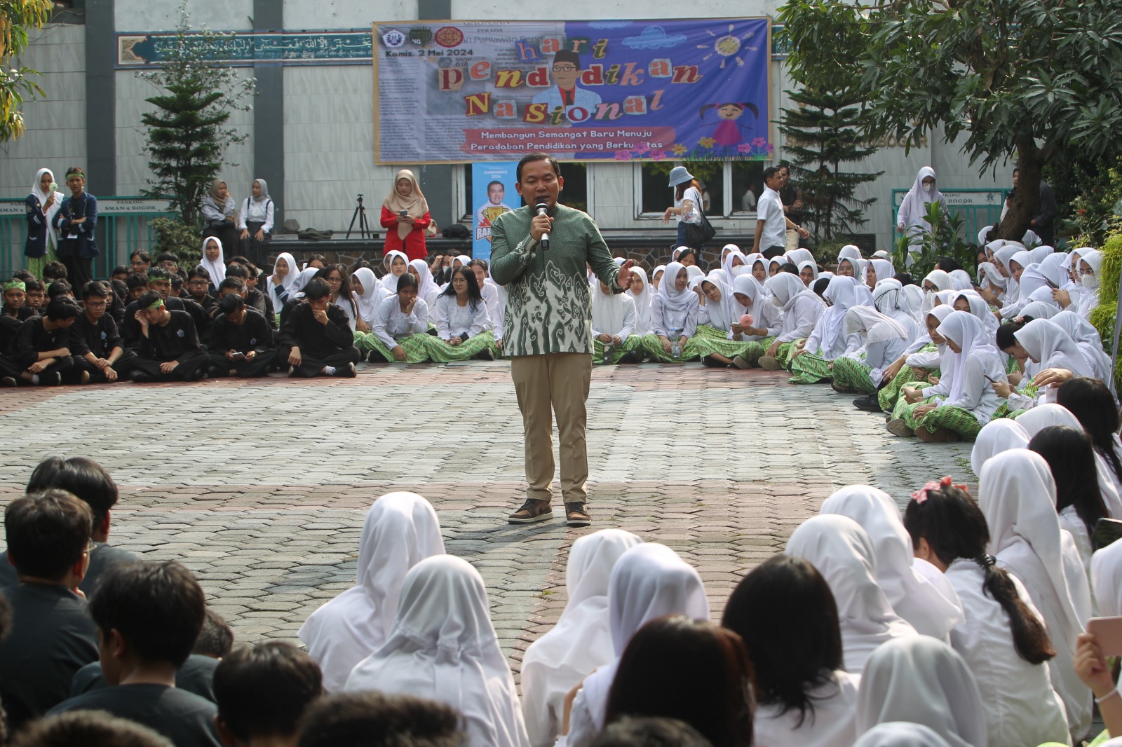 Peringatan Hari Pendidikan Nasional (Hardiknas) Dokter Rayendra  di SMAN 5 Kota Bogor, pada Kamis (2/5/2024).