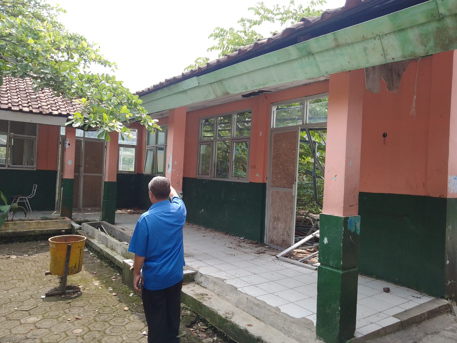 Atap SMPN 2 Ciomas yang rusak diterjang puting beliung akhir 2022 lalu.