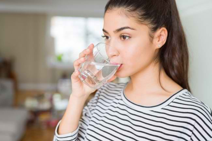 Ilustrasi minum air putih