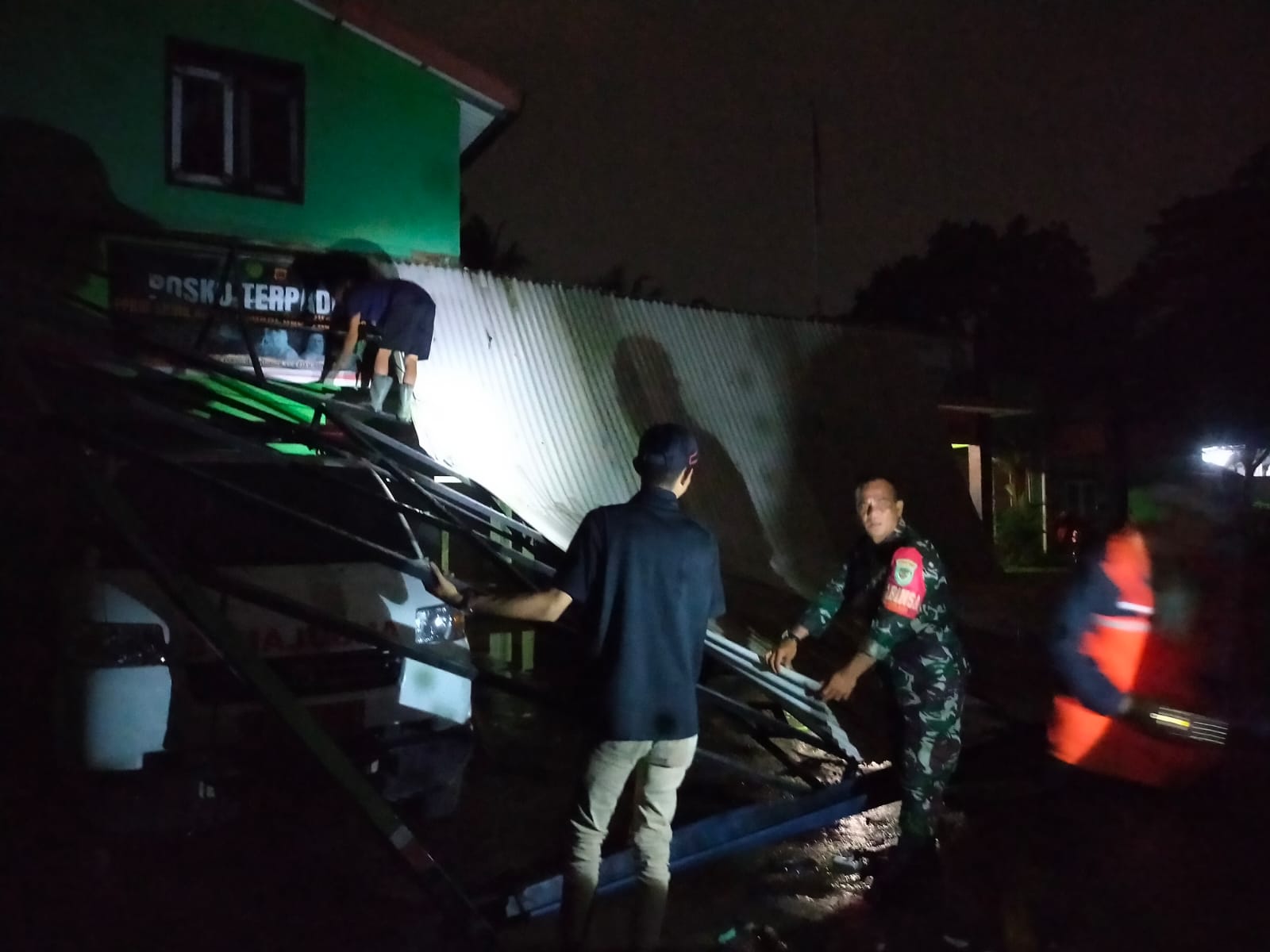Akibat hujan deras dan angin kencang, tempat parkir mobil ambulance di Kantor Desa Kotabatu, Kecamatan Ciomas, Kabupaten Bogor, porak poranda, Kamis (2/5/2024).