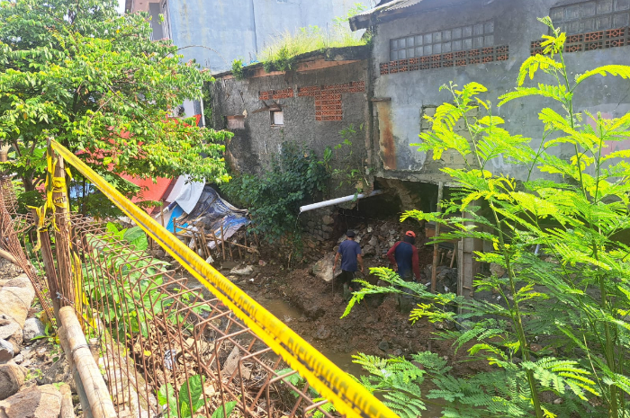 Jalan warga di Gang Makam RT 3 RW 5 Kelurahan Cilendek Barat, Kecamatan Bogot Barat yang terputus akibat longsor mulai diperbaiki.