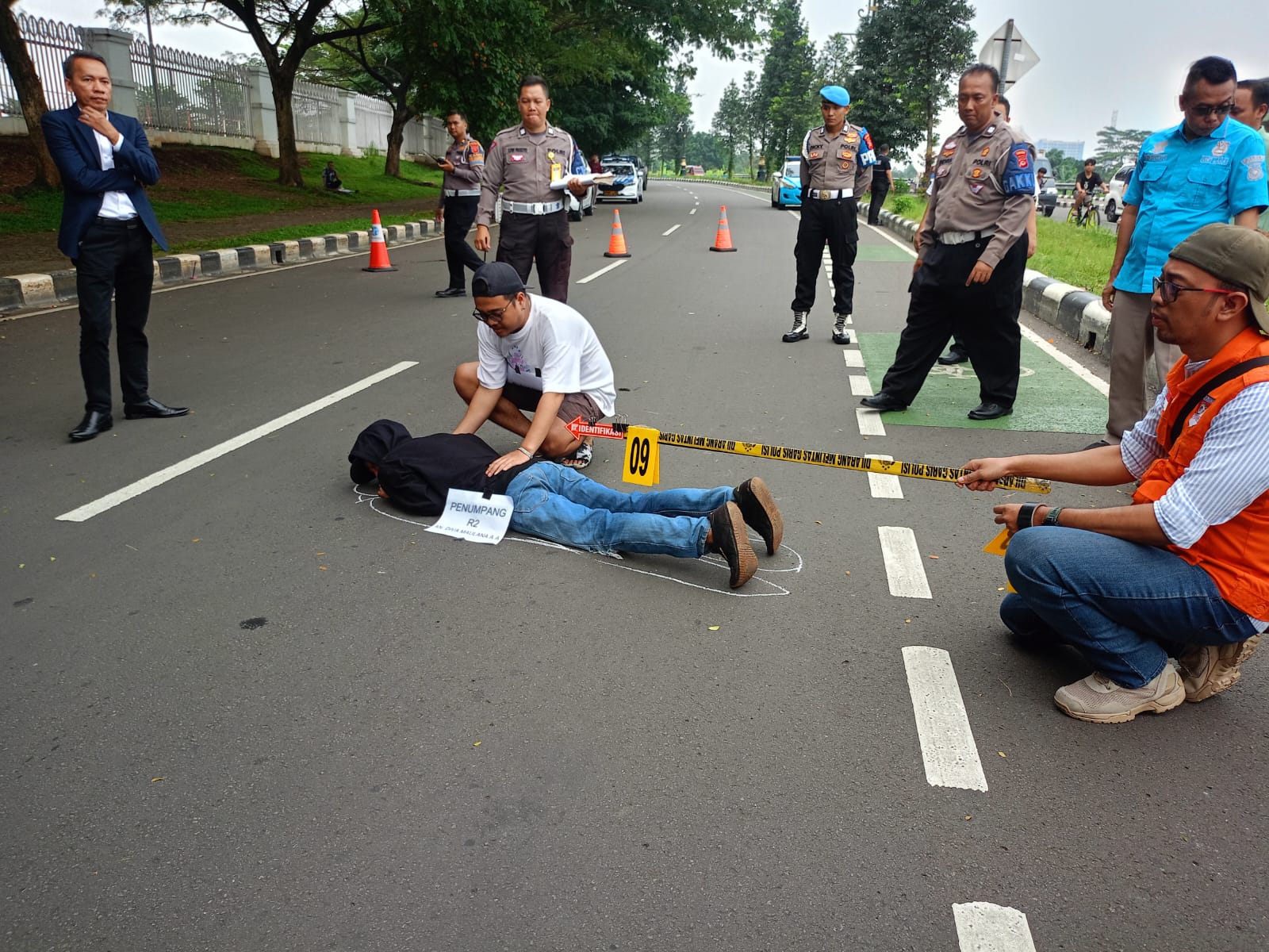 Petugas Satlantas Polres Bogor menggelar olah tempat kejadian perkara (TKP) kecelakaan yang mewaskan dua korban jiwa, Jumat (3/5/2024).