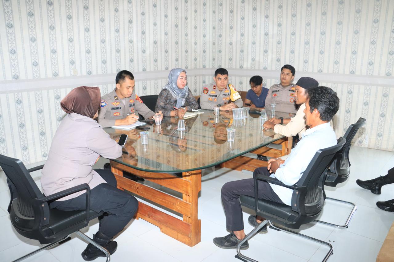 Warga Rumpin saat mengdatangi Mapolres Bogor untuk mengadukan perihal minimnya penerangan jalan  kepada polisi dalam program Jumat Curhat.