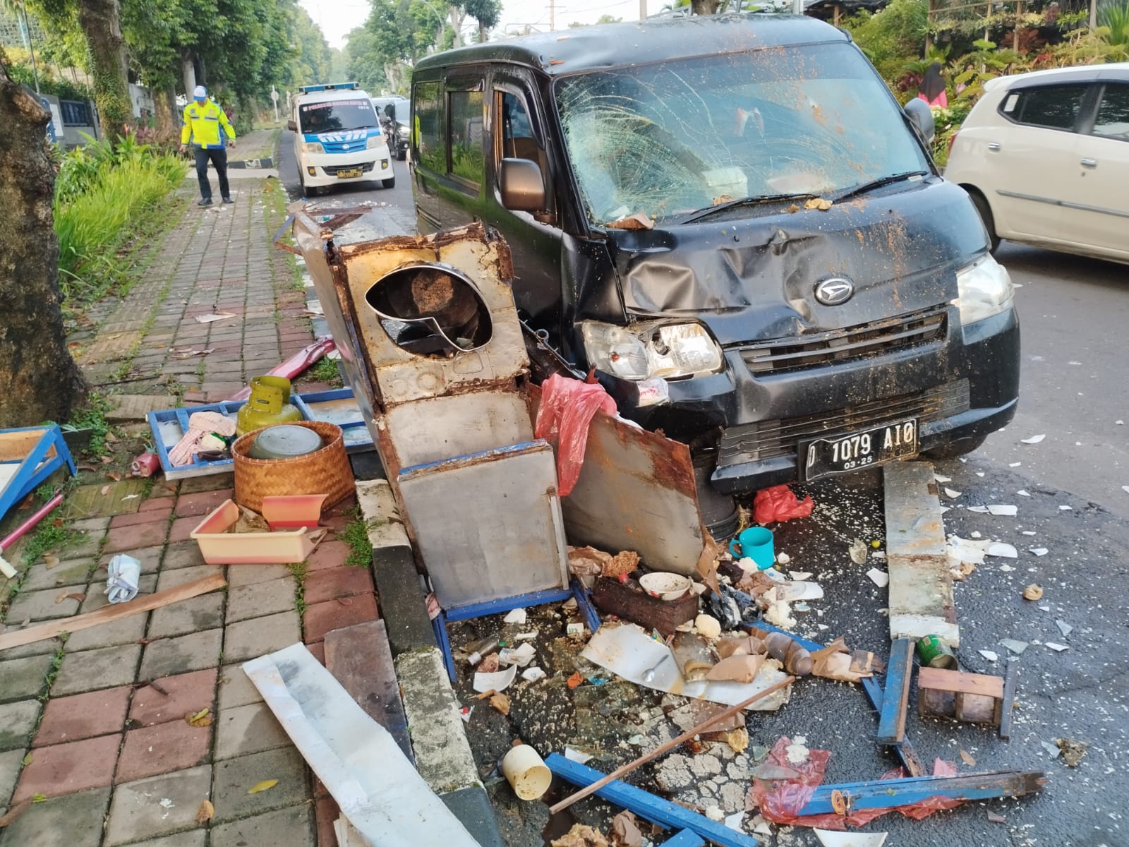 Kondisi mobil dan gerobak soto pasca tabrakan di Jalan Pemuda Kota Bogor, Jumat (3/5/2024).