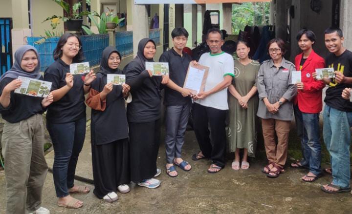 Mahasiswa Universitas Nusa Bangsa (UNB) Bogor saat melakukan pengabdian kepada masyarakat.