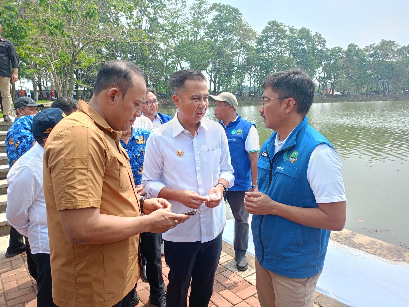 Pj Gubernur Jabar Bey Machmudin ketika menanyakan data dan kondisi situ di wilayah Bogor  ke Kadis Sumber Daya Air (SDA) Jabar Dikky Achmad Sidik.