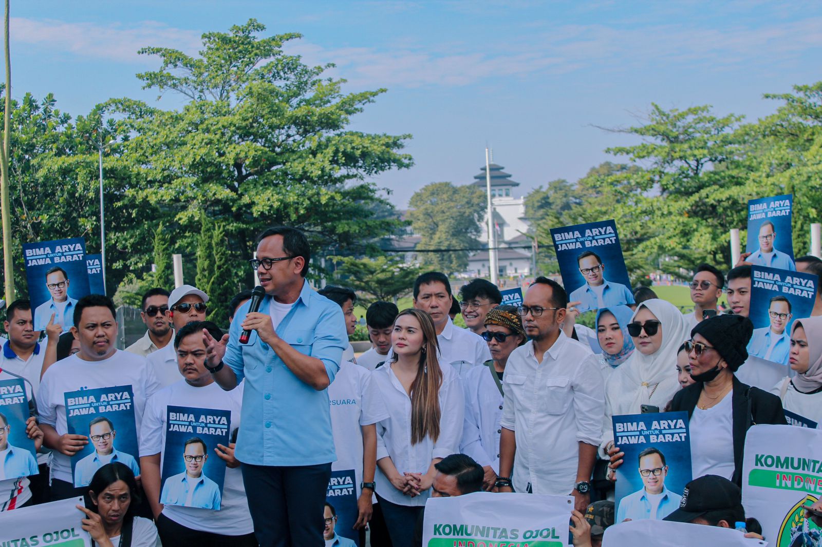 Bima Arya deklarasi akan maju di Pemilihan Gubernur (Pilgub) Jawa Barat (Jabar). Hal itu ia sampaikan di Depan Gedung Sate, Kota Bandung, pada Sabtu (4/5/2024).