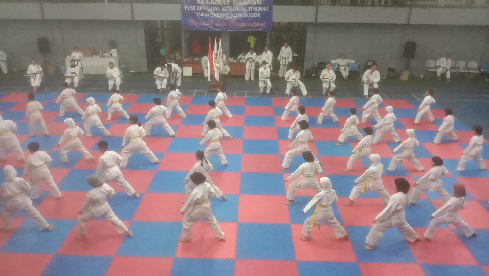 Karateka Inkai Kota Bogor mengikuti ujian kenaikan tingkat di GOR Indoor B Pajajaran, Minggu (5/5).
