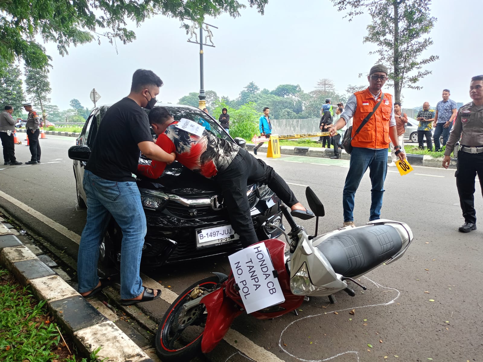 Olah TKP kasus polisi tabrak warga Bogor di Kawasan Stadion Pakansari.