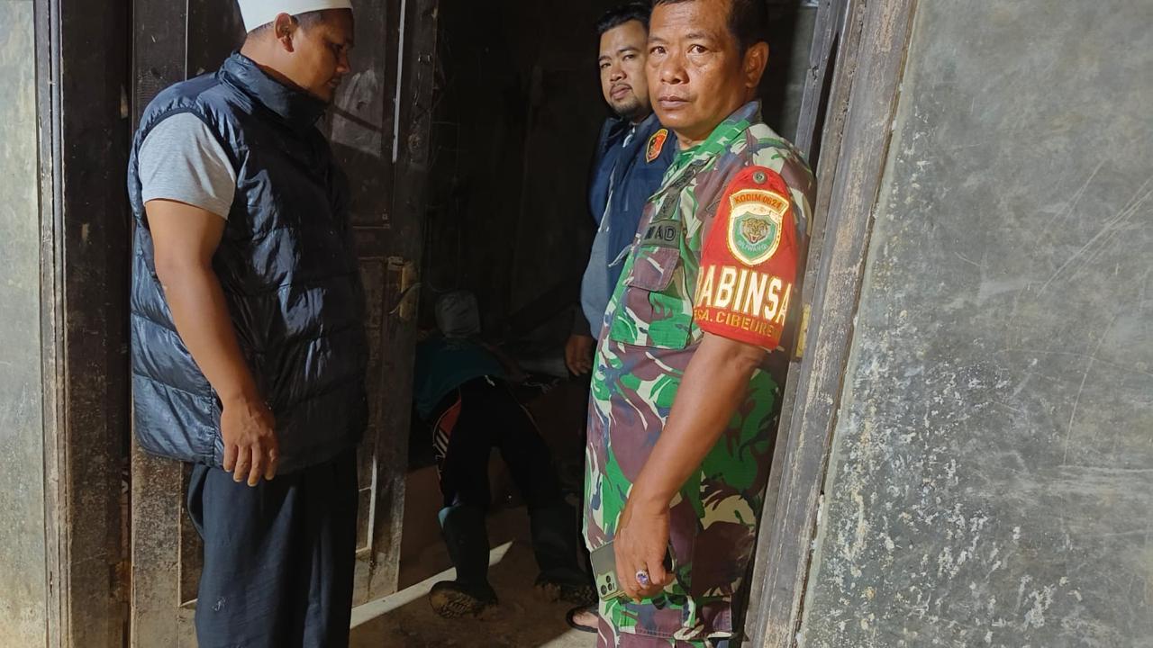 Petugas saat memeriksa lokasi ditemukannya seorang pria meninggal dunia di sebuah gudang kompos perkebunan di Kampung Coblong, Desa Cibeureum, Cisarua.