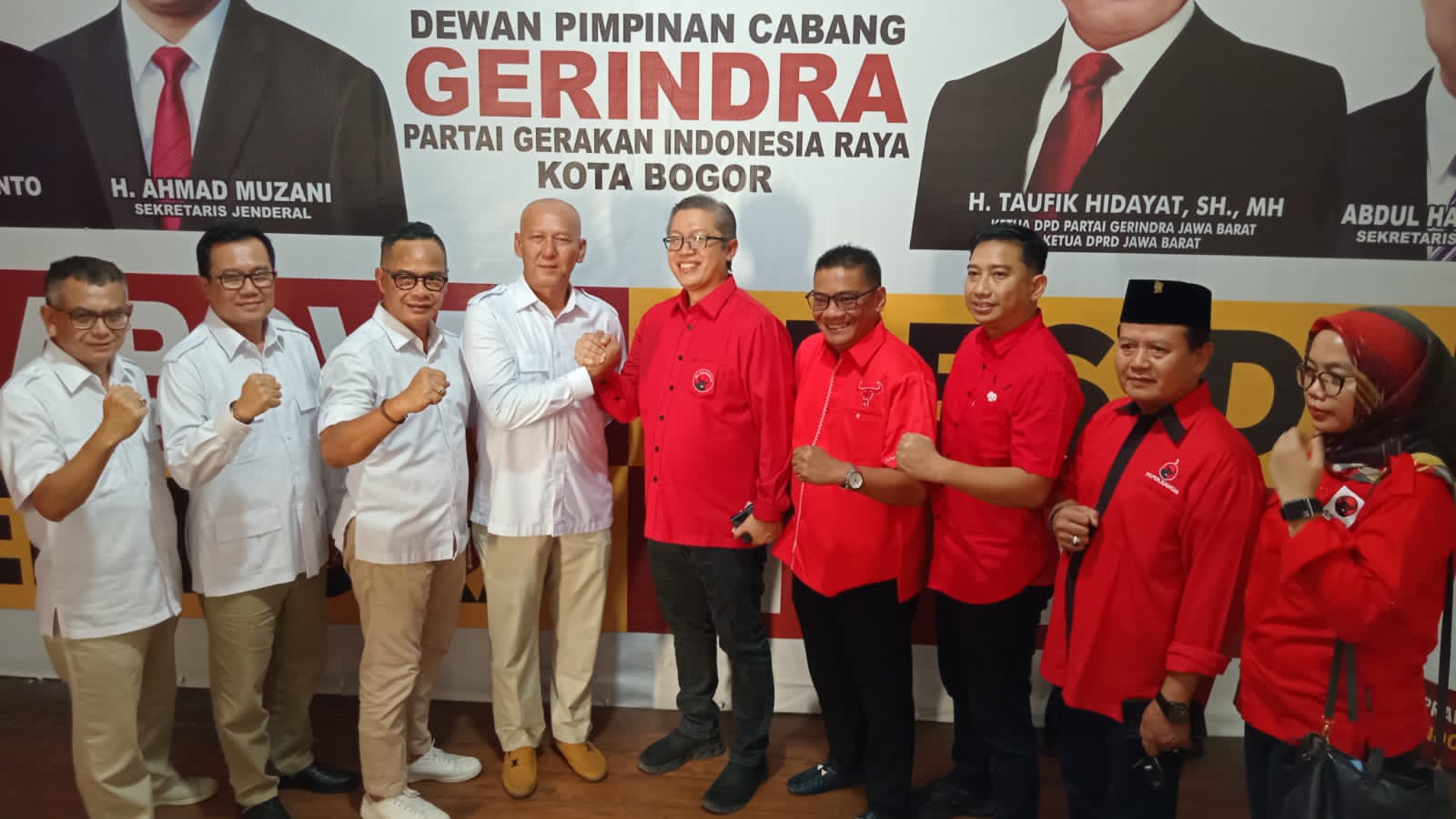 Jajaran Pengurus DPC PDIP Kota Bogor saat mendatangi Kantor DPC Partai Gerindra di Jalan Achmad Adnawijaya, Kelurahan Tegal Gundil, Kecamata Bogor Utara, Kota Bogor, pada Senin (6/5/2024).