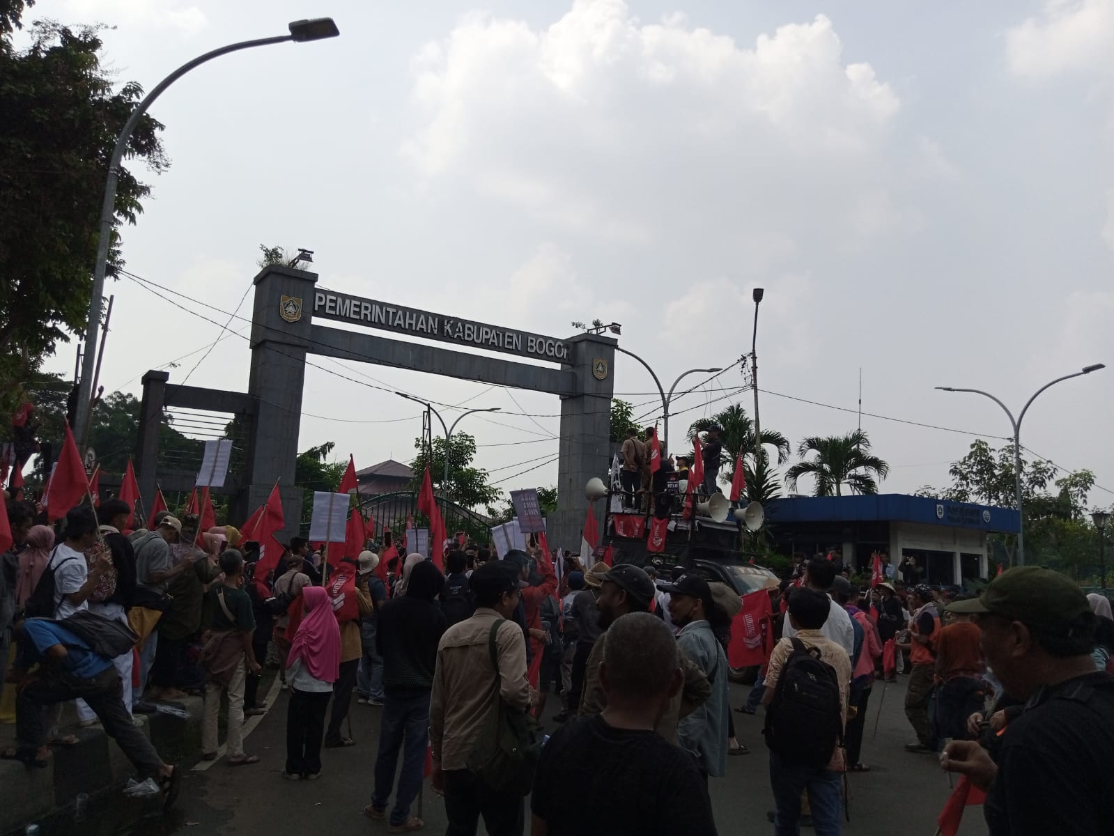 Ribuam petani demo di depan Kantor Pertanahan Kabupaten Bogor.