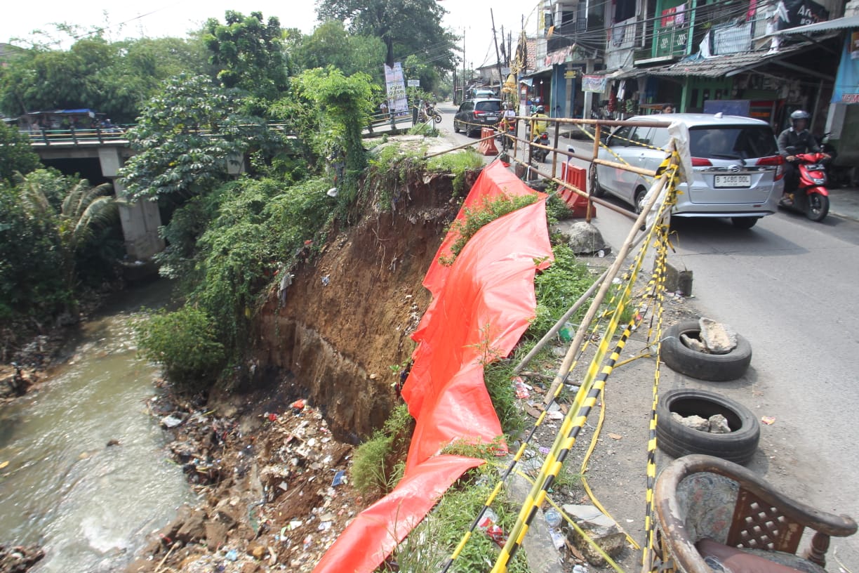 Penampakan longsor di Jembatan Dua Cilebut yang belum diperbaiki.