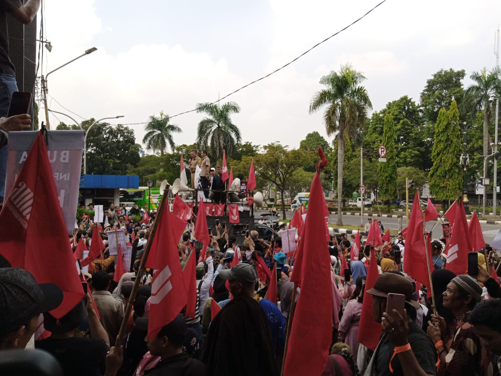Demo ribuan petani Bogor di depan Kantor Pertanahan Kabupaten Bogor, Senin (6/5/2024).