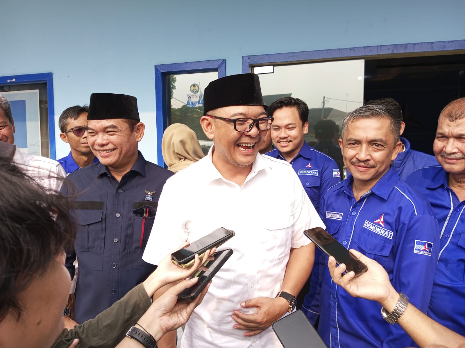 Mantan Bupati Bogor Iwan Setiawan seusai mengambil formulir pendaftaran cabup di DPC Partai Demokrat.
