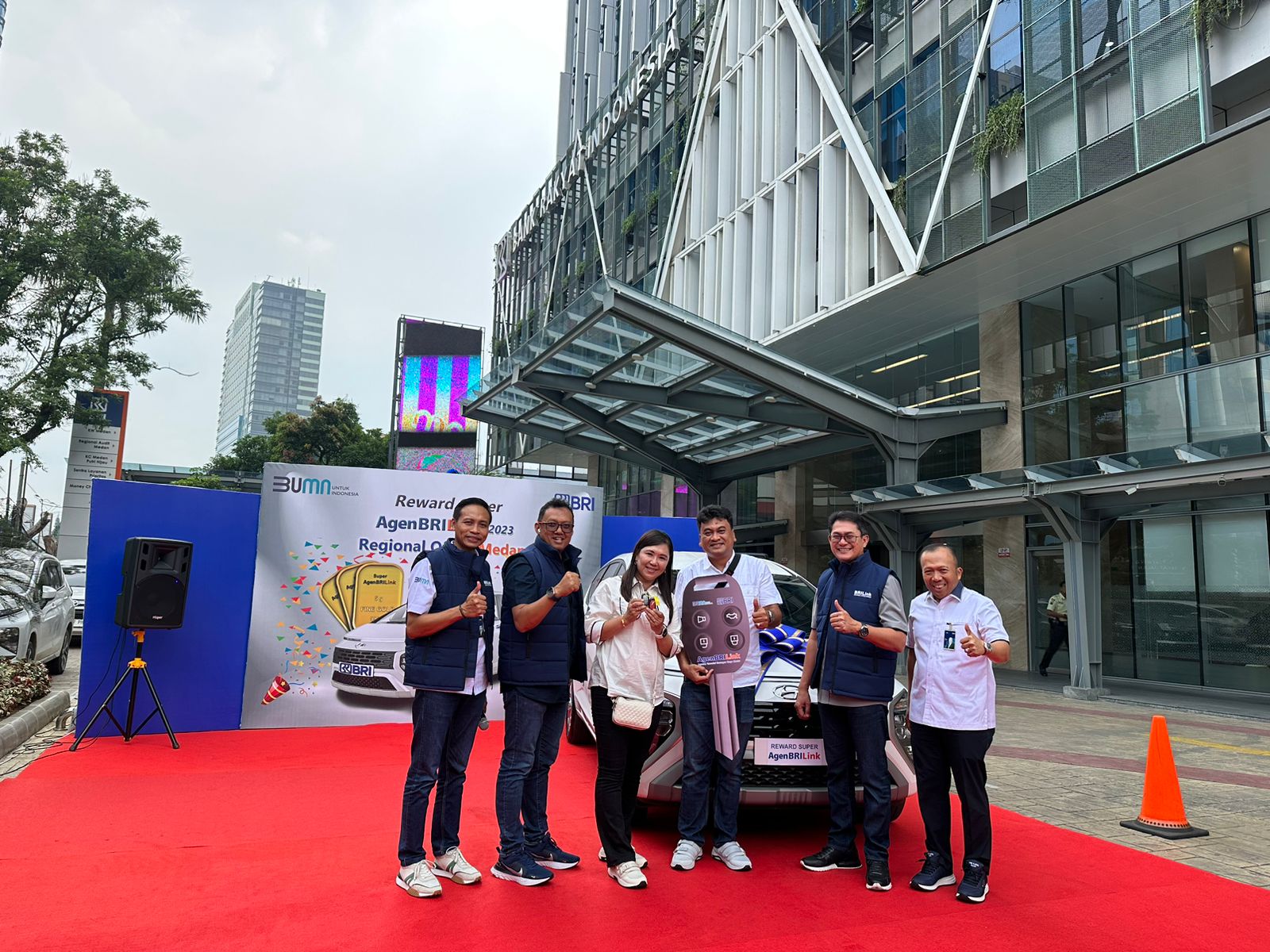 Beri Apresiasi, BRI Serahkan Mobil dan Logam Mulia kepada Pemenang Program Super AgenBRILink